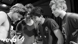 5 Seconds of Summer  She Looks So Perfect Live VEVO LIFT [upl. by Blaire574]