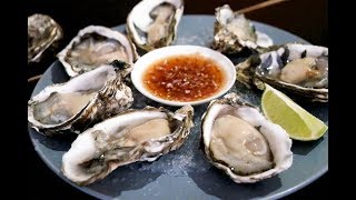 教你如何開生蠔與製作生蠔沾醬 ∣【COOKY料理】 How to shuck oyster [upl. by Ylrebma948]