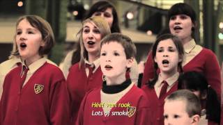 Kinderkoor zingt aangepaste kerstliederen in winkelcentrum voor Opvoedingslijn [upl. by Areis]